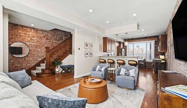 Heartland Haven Brownstone/Brick Charm - Midtown