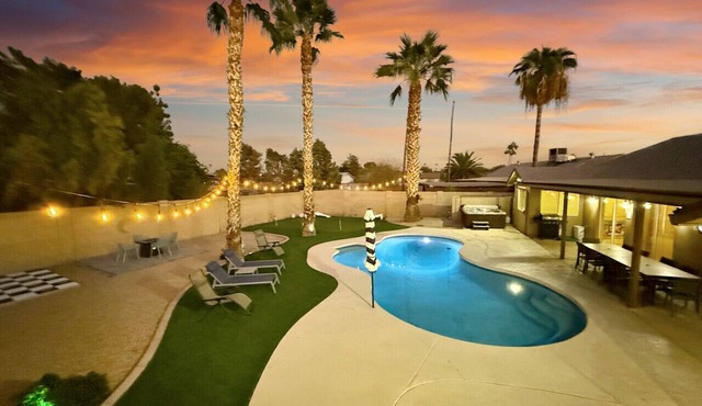 Heated Pool, Spa, Putt-Putt, Theatre & Game Room, 2 Kitchens!