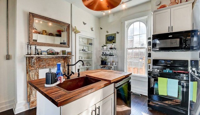 Historic Tiny Cottage w Hot Tub!