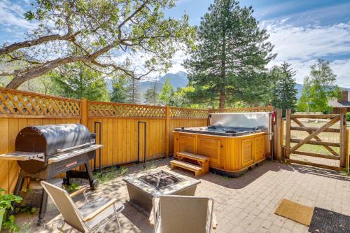 Historical Mtn-View Getaway w/Hot Tub in Sandy!
