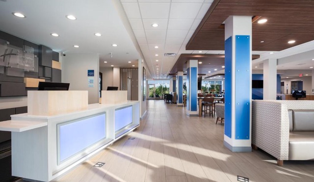 Holiday Inn Express & Suites Chicago - Hoffman Estates by IHG