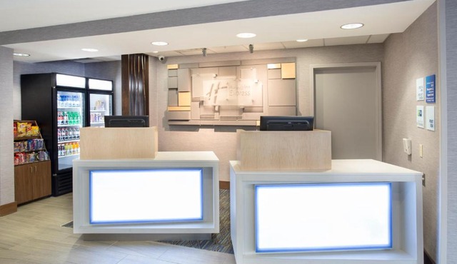 Holiday Inn Express Kansas City - at the Legends! by IHG