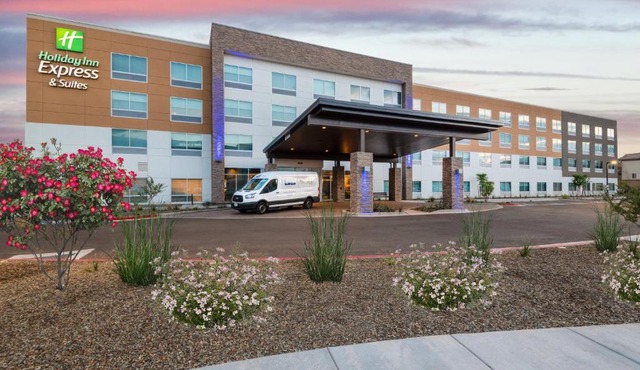 Holiday Inn Express & Suites - Phoenix - Airport North by IHG