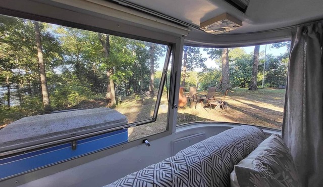 Honeysuckel Hideout-Glamping Airstream-Lake front, intended for adults only