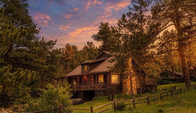Hot tub, fireplace & turkeys near National Park