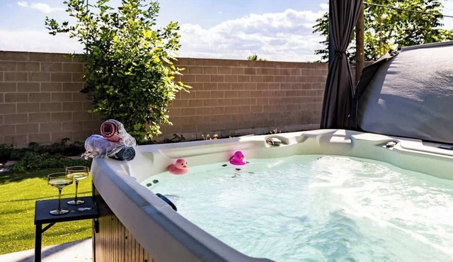 Hot Tub w Mountain View Pets OK