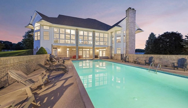 HUGE Crystal Lake 7 Acre Ranch w/Pool & Hot Tub