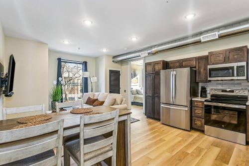 Hyde Park Flats Luxury Apartment Near Downtown!