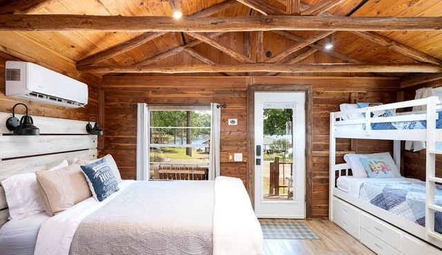 Incredible Lakefront Cabin for a Wonderful Family Adventure in Nature in Hemphill, Texas