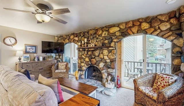 Inviting condo with fireplace, patio, & hot tub - walk to River Run lifts
