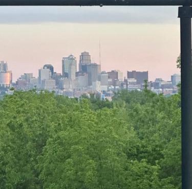 Kansas City Skyline Escape 2 Bedrooms & Private Deck