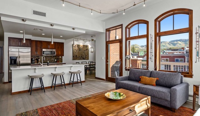 Kestrel Corner, AC! Prime Downtown Location with 180 Degree Views!