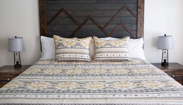 King Room Retreat: Rustic Escape by Platte River