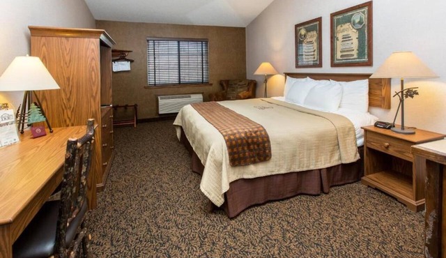 King Room w/Pool, Bar & Free Parking | 5mi to Onalaska Omni Center
