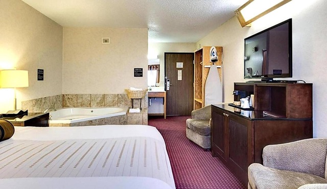 King Suite w/Jetted Tub | Free Parking & Pool Access | Near Lakewood Landing