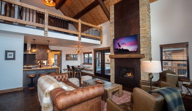 Lake Estes Getaway – Close to Downtown, Indoor/Outdoor Fireplace and Jacuzzi