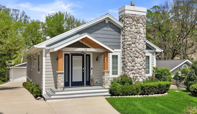 Lake House Retreat-Ideal Location! Only Steps to Lake, Pier 290 & Gage Marine 😎👍