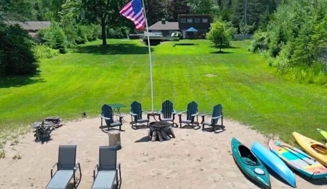 Lake Huron Beachfront, Hot Tub, Kayaks, 10 minutes to Mackinaw City