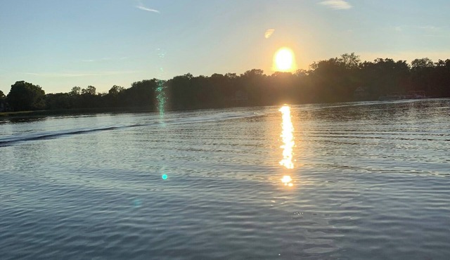 Lake front 2-bedroom cozy cottage in Commerce Twp, kayaks, peddle boat, fishing