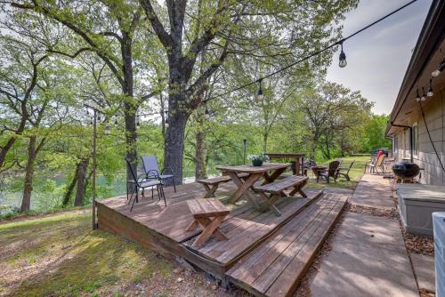 Lakefront Shell Knob Condo w/Deck & Grill!
