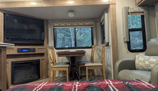 Large + comfortable 2018 Trailer near Kootenay Lake in Lardeau