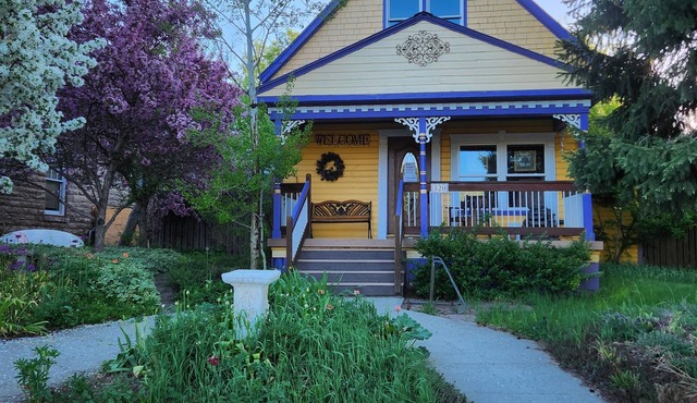 Lavender House Victorian, romantic getaway in downtown steamboat, remodeled .