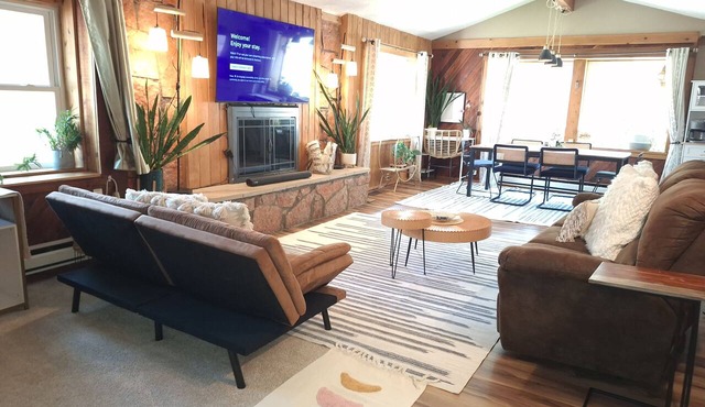 Limited time low intro pricing Unique Mountain Cabin on Fountain Creek w Hot Tub