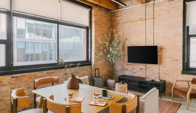 LIVN West Loop Chicago 2 BR City View