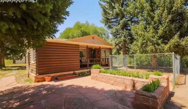 Log Cabin - Creekside - 1 Mile to Pikes Peak