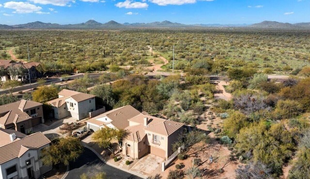 Lovely, quiet home on the outskirts of Cave Creek. Walking distance to coffee!