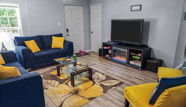 Luxurious beds, remodeled, very clean, quiet neighborhood, big backyard & tree! in Denison