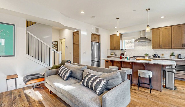 Luxurious, dog-friendly home with private hot tub, W&D, AC, WiFi, near slopes