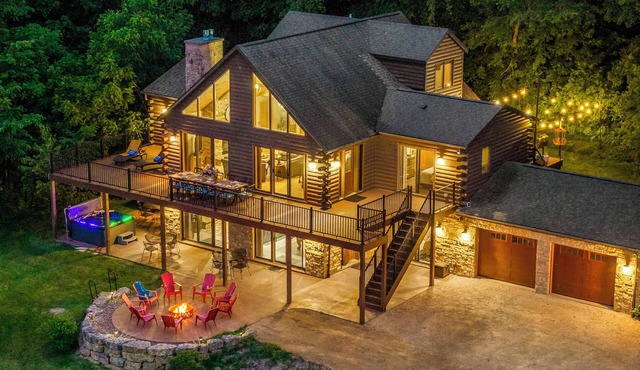 Luxury 5King Bed 5Bath w/Panoramic Views Fire pit Pets Hot Tub Cinema Games