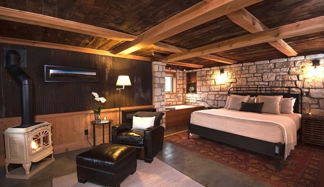 Luxury Bed & Bath Suite Available Nightly