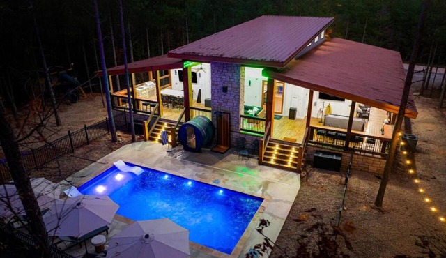 Luxury Broken Bow Cabin - Private Pool, Pickleball , Sauna & Mini Golf - Sleeps 16