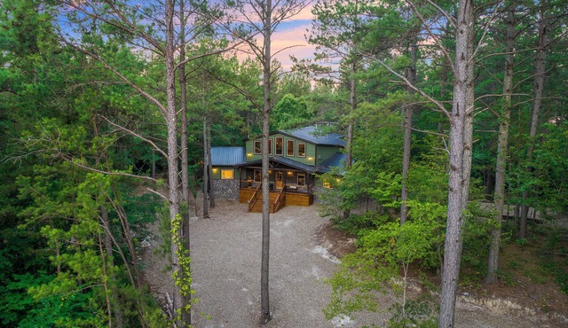 Luxury Cabin with Rustic Charm and Modern Amenities in Broken Bow, Oklahoma.