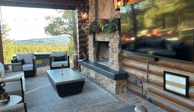 Luxury Cliffside Cabin with Hot Tub