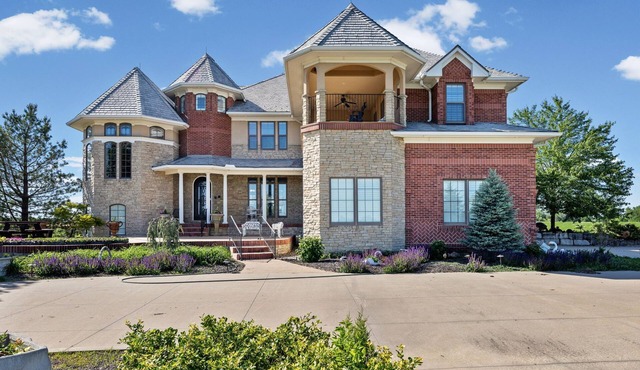 Luxury Estate Mansion~Theater Game Room Gym Suites