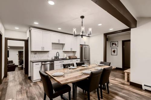 Luxury, Historical Cabin with Hot-tub Near Snow in Carp Breckenridge, Colorado