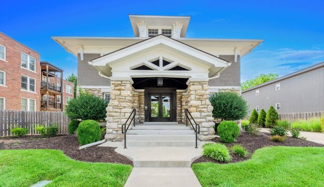 Luxury Midtown Mansion w/En-Suite Baths & Garage
