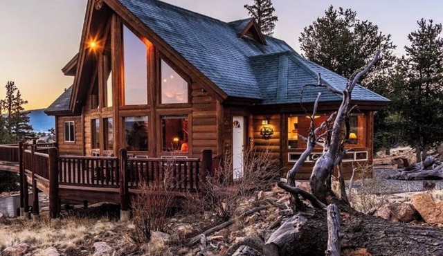 Luxury Off-Grid Mountain Cabin on 4 Acres, Views, Serenity and Wellness