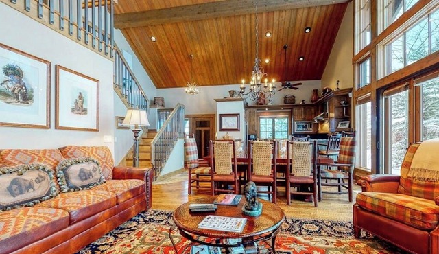 Luxury & secluded cabin w/furnished deck, wood fireplace, mountain & river views