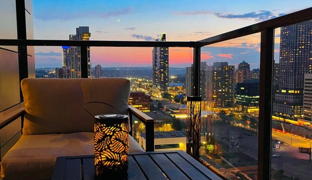 Luxury Sunset Suite - Downtown, full kitchen, private balcony with FREE parking in Calgary