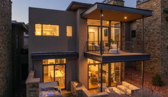 Luxury Townhome - Exclusive guest access to a members-only golf club, pool, and resort amenities!