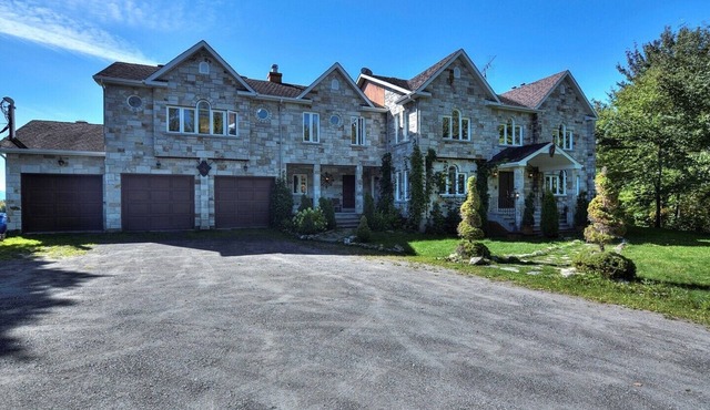 Magnificent villa with breathtaking views! in Sutton