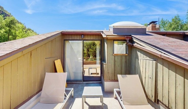 Main Street room - pool & hot tub - walk to lifts, dog-friendly, top floor