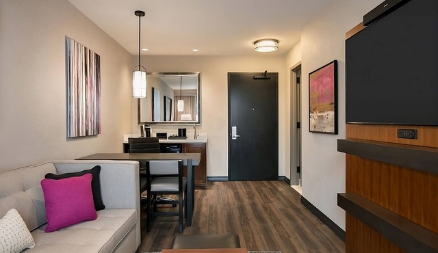 Make Your Trip More Enjoyable! Pool, Parking, Pets Allowed, Free Breakfast! in Berkeley Heights