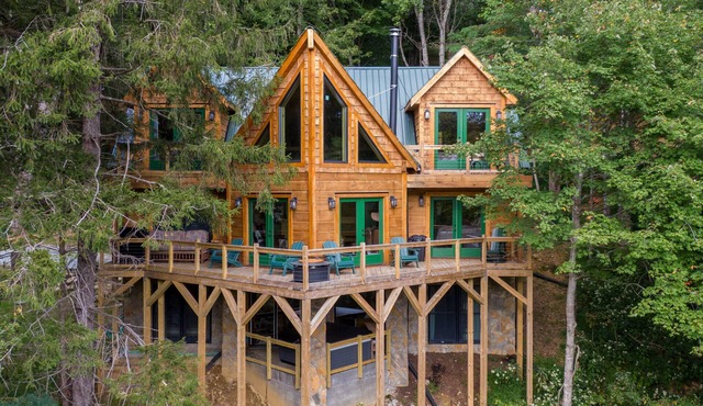 Mamas Mountain Place -custom home, pet friendly, hot tub, large entertain room with foosball, pond