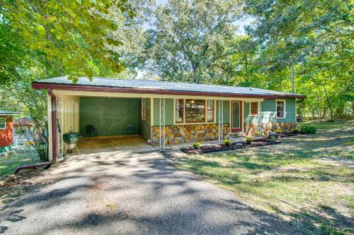 Mammoth Spring River Retreat: Family Gem, Big Yard in Mammoth Spring