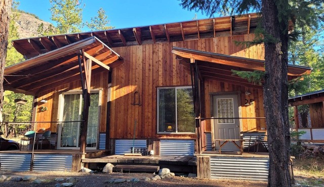 Mazama Trails Duplex 2A-Close to North Cascades, Dog Friendly, Walk to Ski Trail